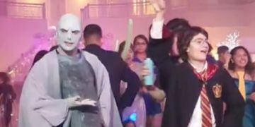 Voldemort y Harry Potter en una fiesta de XV años